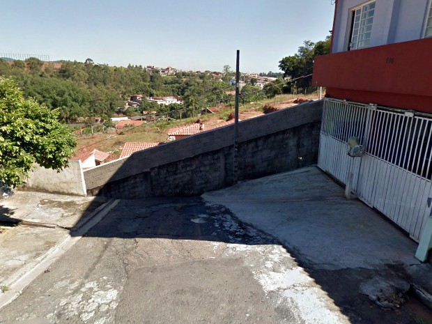 Rua Ingaratá, em Varzea Paulista, termina em um muro, após um longo declive (Foto: Reprodução/Google Street View)