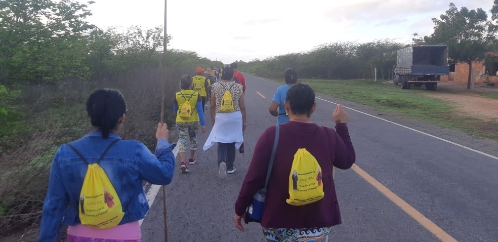 Devotos começaram a caminhada no último domingo (12) e devem chegar a Canindé sábado (18) — Foto: Junior Pinheiro