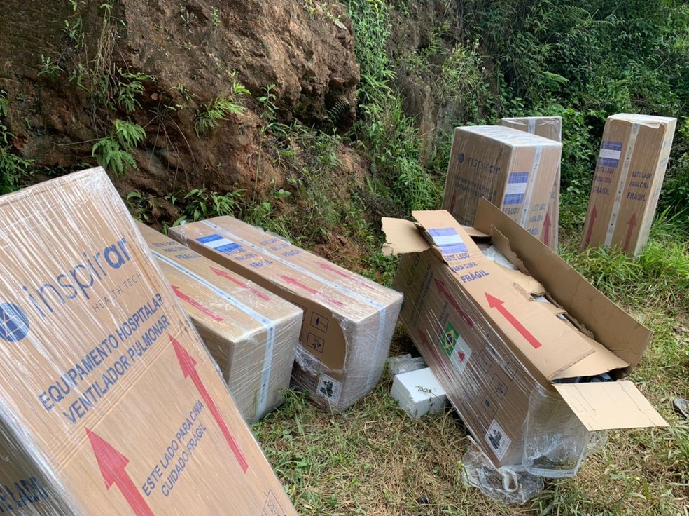 Respiradores roubados de hospital são localizados em estrada rural na Grande SP. — Foto: PM/Divulgação