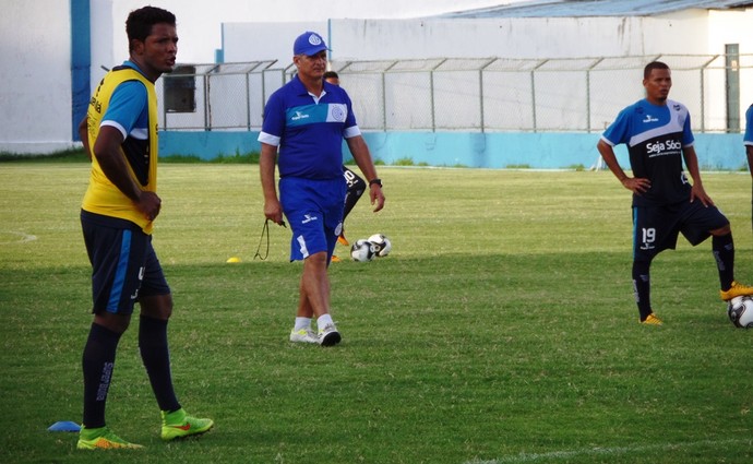 Confiança faz treino tático antes de embarcar para enfrentar o Fla no Rio