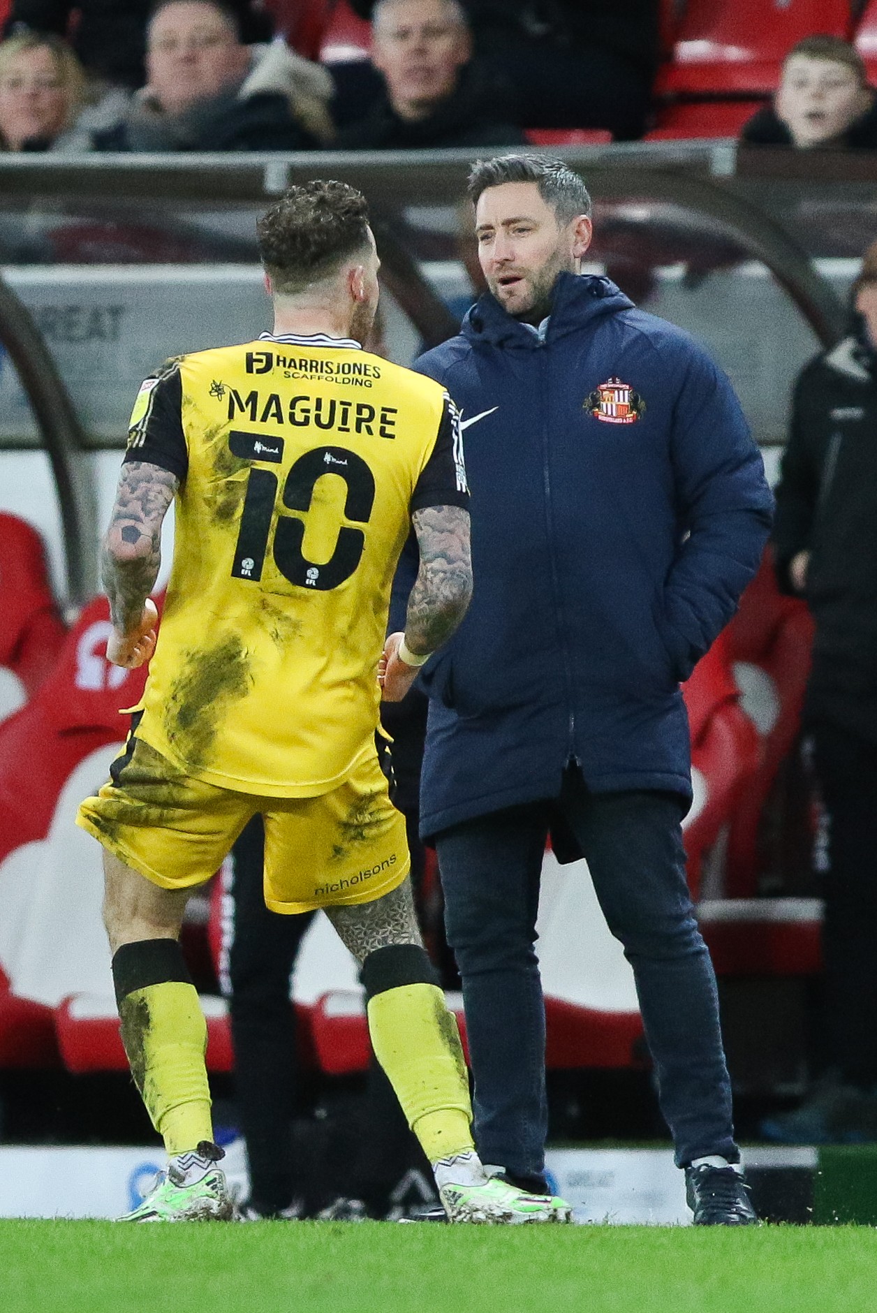 Chris Maguire provocando o ex-técnico, Lee Johnson, ao comemorar o primeiro de seus três gols na vitória do Lincoln City por 3 a 1 contra o Sunderland pela terceira divisão da Inglaterra (Foto: Getty Images)