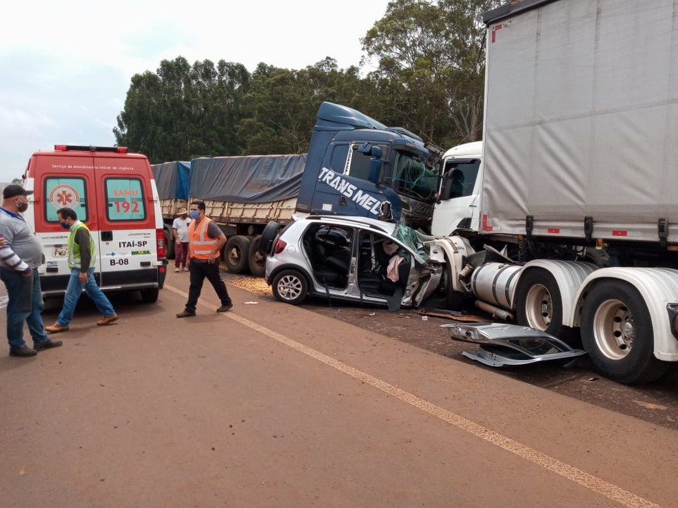 Acidente entre carro e caminhões deixou dois feridos em Itaí (SP) — Foto: Corpo de Bombeiros/Divulgação