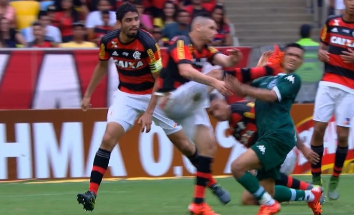 Que pancada! Lateral Pará, do Fla, deixa pé no rosto do esmeraldino Erik