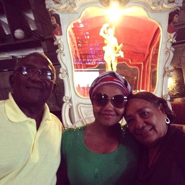 Gaby Amarantos ao lado dos pais (Foto: Reprodução / Instagram)
