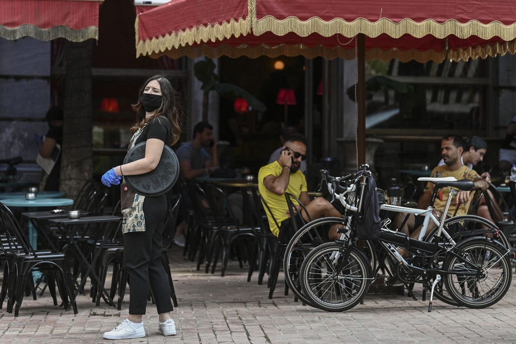 Atenas, na Grécia, viu nesta segunda (25) a reabertura de bares, cafés e restaurantes — Foto: Aris Messinis/AFP