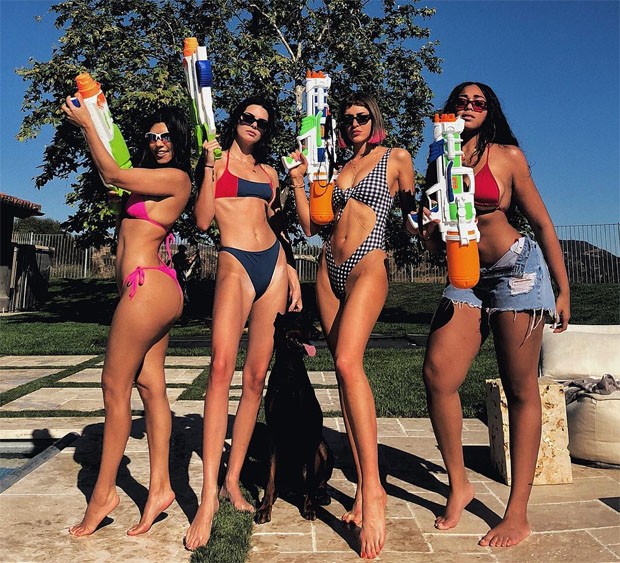 Kourtney Kardashian e Kendall Jenner (ambas à esquerda) e amigas (Foto: Reprodução/Instagram)