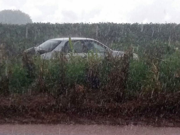 Dois carros se envonveram no acidente, em Nantes (Foto: Sérgio Maciel/Cedida)