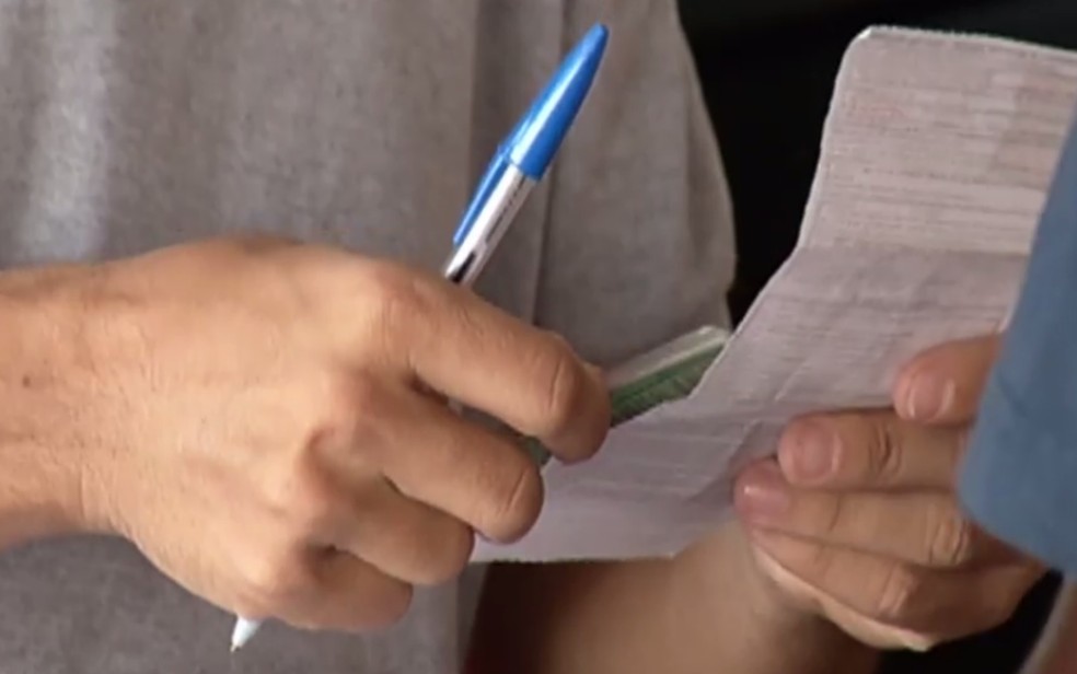 Infectada com coronavírus fez viagem em ônibus intermunicipal; Justiça determina multa caso ela saia do isolamento — Foto: Reprodução\TV Anhanguera