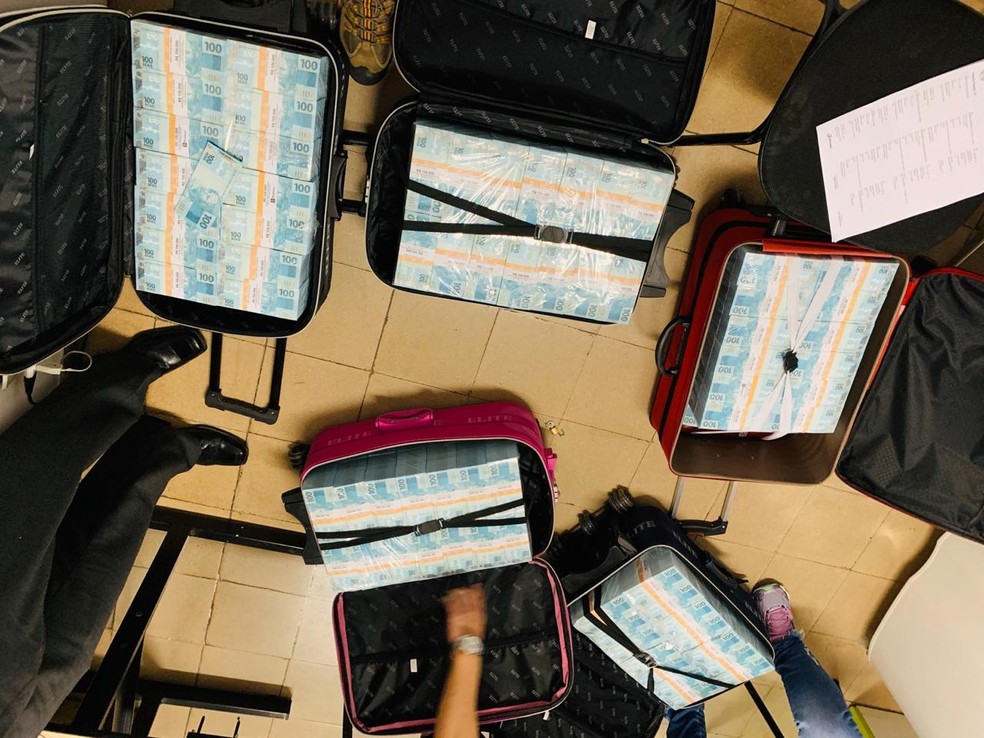 Malas com dinheiro foram encontradas em carros com o grupo que veio de São Paulo e se envolveu em tiroteio com policiais civis de Juiz de Fora — Foto: Polícia Civil/Divulgação 