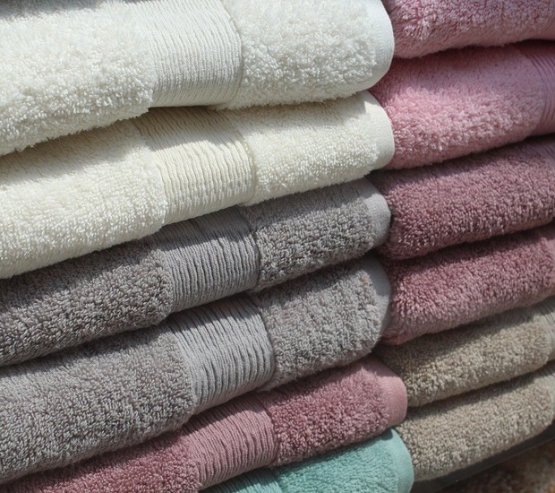 Na hora de guardar seu jogo de toalhas, vale recorrer aos envelopes de sachês e deixá-los dentro do armário ou entre as peças (Foto: Pixabay / CreativeCommons)