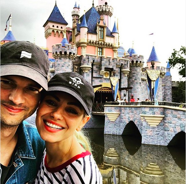 Mila Kunis e Ashton Kutcher em um parque de diversões da Disney, nos Estados Unidos (Foto: Instagram)