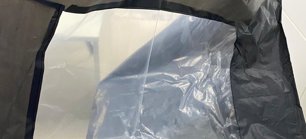Hospital Geral Clériston Andrade (HGCA) afirmou que desenvolveu um saco com uma parte transparente para mostrar o rosto da pessoa e evitar troca.  — Foto: Divulgação 