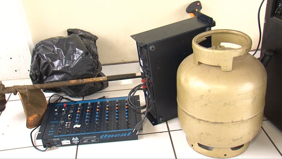 Segundo a PM, alguns objetos roubados foram recuperados — Foto: Dílson Rodrigues/RPC