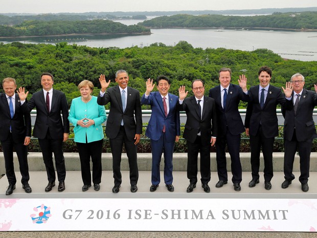 Líderes do G7 posam para foto ofocial nesta quinta (26). Da esq. para dir.: Donald Tusk, Matteo Renzi, Angela Merkel, Barack Obama, Shinzo Abe, François Hollande, David Cameron, Justin Trudeau e Jean-Claude Juncker (Foto: Reuters)