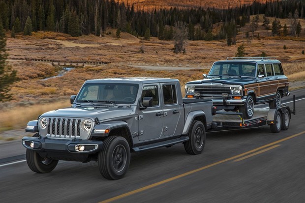 Capacidade de reboque é importante nos EUA e o Gladiator é capaz de levar até um Jeep Wagoneer (Foto: Divulgação)