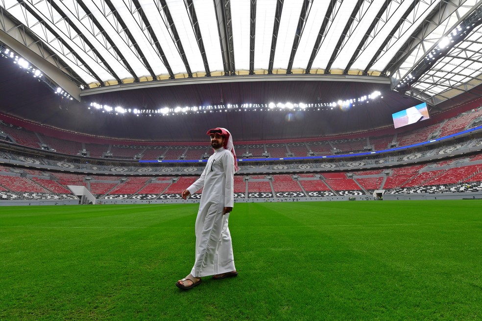Catari anda no gramado do estádio Al Baytm em Doha, durante fase final das obras para a Copa do Mundo 2022, em dezembro passado — Foto: GIUSEPPE CACACE / AFP
