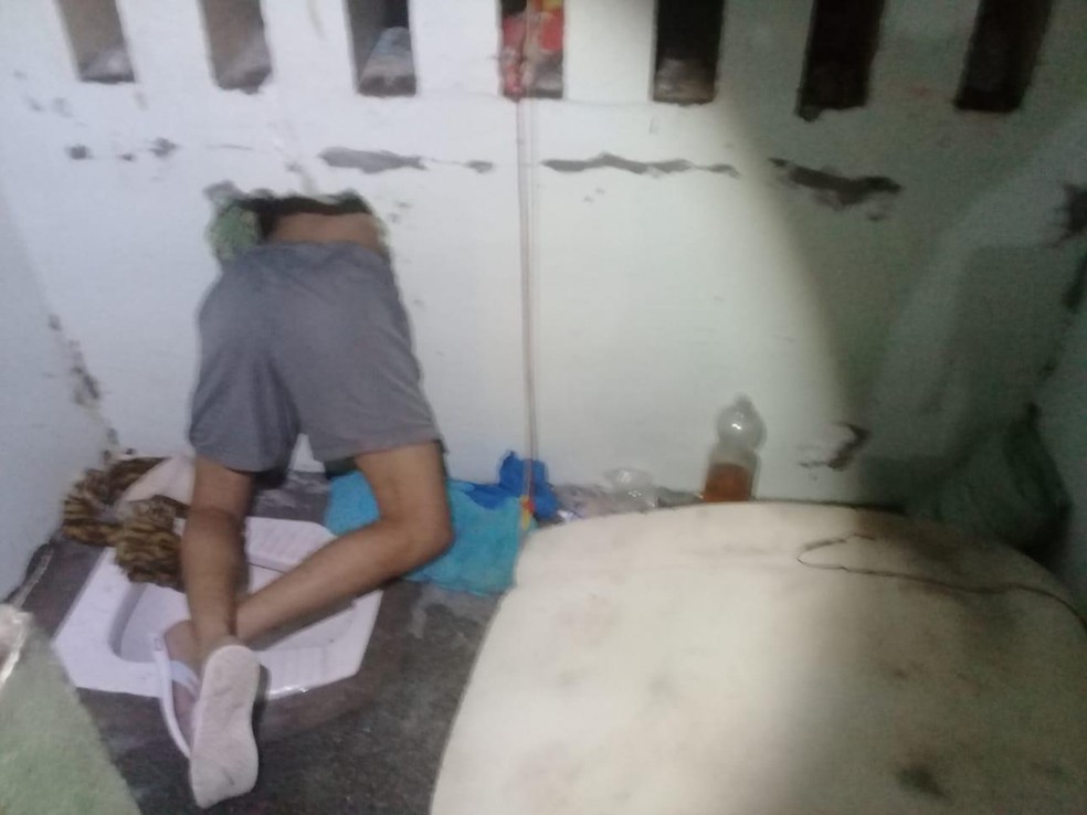 Homem ficou preso em buraco ao tentar escapar da PenitenciÃƒÂ¡ria Estadual de Cruzeiro do Oeste Ã¢?? Foto: Corpo de Bombeiros/DivulgaÃƒÂ§ÃƒÂ£o