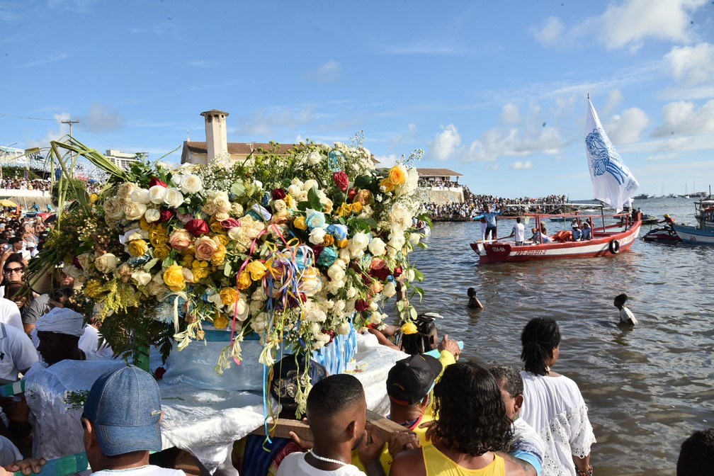 Com flores, fitas e conchas, presente de Iemanjá é entregue nas águas do  Rio Vermelho, em Salvador | Bahia | G1