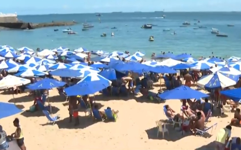 Praia do Porto da Barra registra grande número de pessoas nesta terça-feira (7) — Foto: Reprodução/TV Bahia