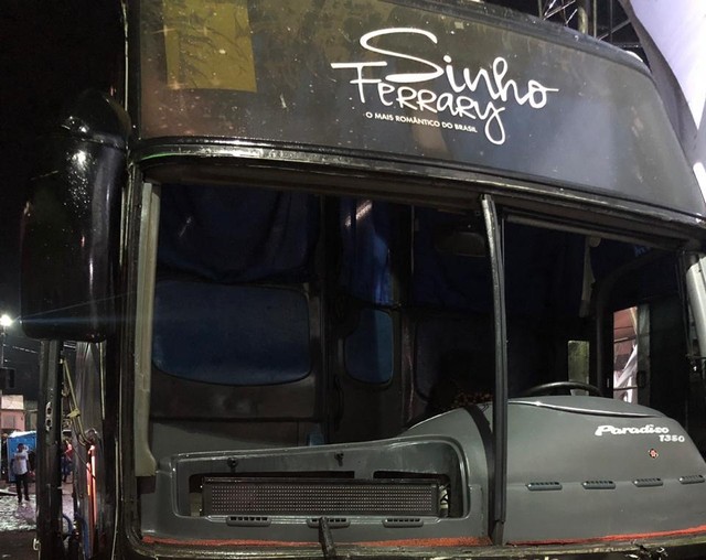 Ônibus do cantor Sinho Ferrary bateu em vaca na Bahia — Foto: Divulgação