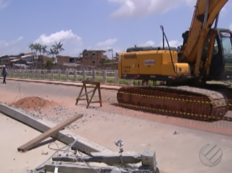 Ciclista é atingido por descarga elétrica de retroescavadeira em Belém. (Foto: Reprodução / TV Liberal)