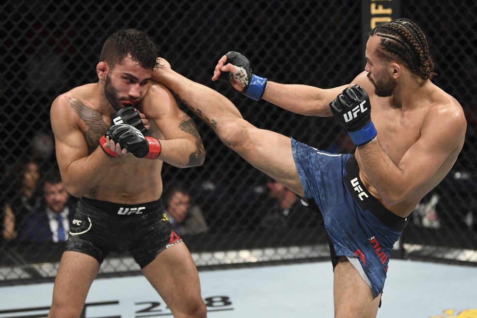 Kyler Phillips acerta chute alto em Gabriel Silva no UFC Norfolk — Foto: Getty Images