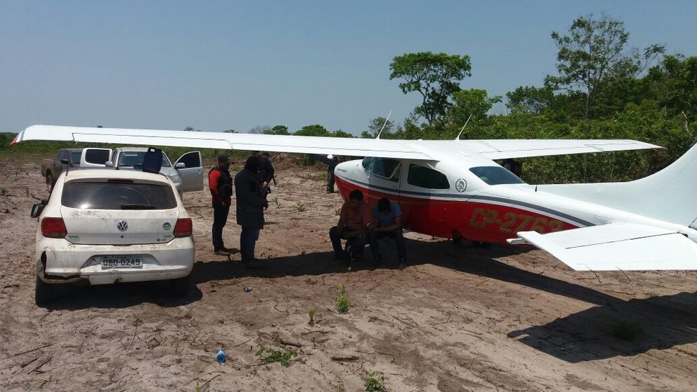 Policiais apreenderam avião com quase 500 kg de droga, carro e prenderam dois bolivianos (Foto: Polícia Militar de MT)