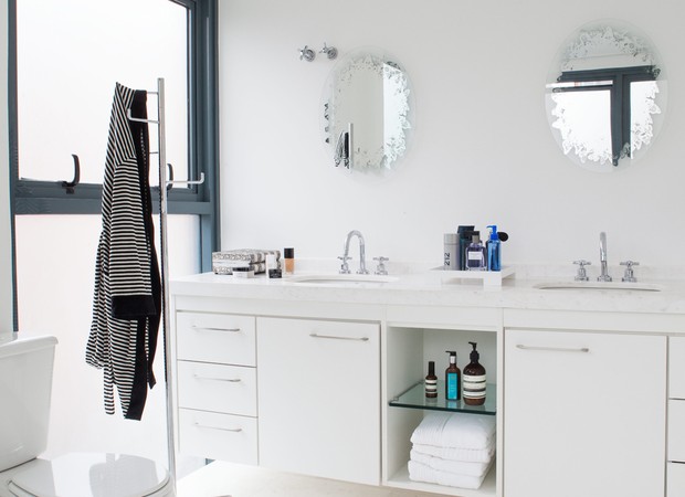 Banheiro com azulejos e armários brancos. Imagem produzida para a matéria sobre o apartamento da empresária sócio-diretora da Vimer, Camila Salek (Foto: Lufe Gomes / Editora Globo)