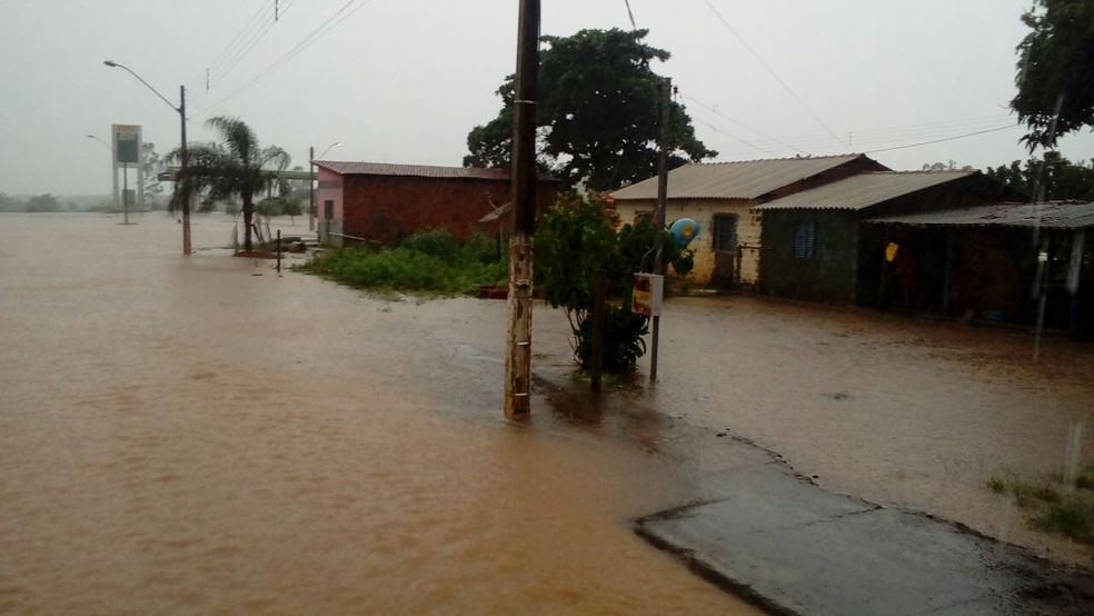 Ruas ficaram alagadas após chuva forte em Talismã (Foto: Divulgação/Defesa Civil)