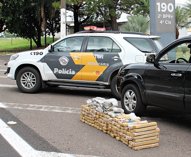 Trio é preso ao ser flagrado em carro roubado com mais de 100 tabletes de maconha em rodovia de Araçatuba