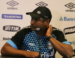 Sem medo de mudar de ideia, Roger estuda alternativas ao estilo do Grêmio