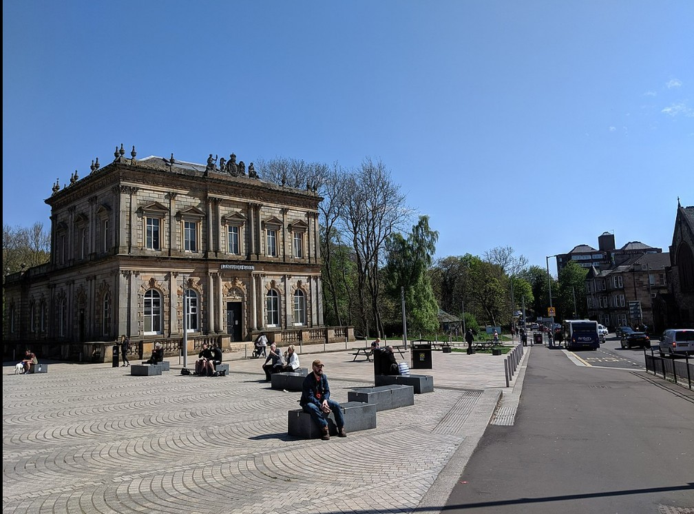 Os grandes parques - além dos cafés e restaurantes - estão entre os destaques de Shawlands, na Escócia. — Foto: Reprodução