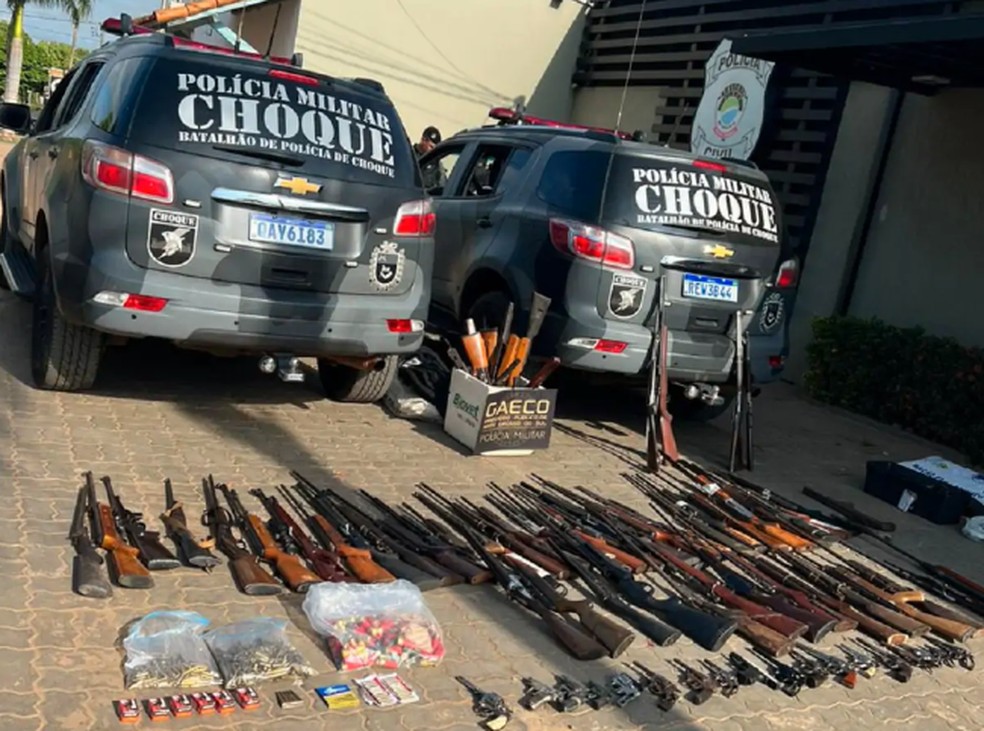 Arsenal encontrado na residência do chefe do bando, em Bonito. — Foto: Reprodução