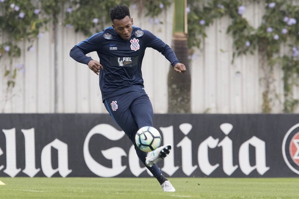 Como se virar sem Arana? Moisés ganha chance de redenção no Corinthians
