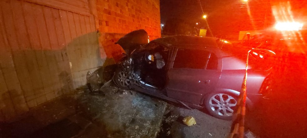 Carro só parou quando colidiu contra um muro e motorista alegou que perdeu freios — Foto: Polícia Militar