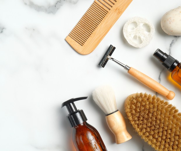 Shaving and bath accessories for man on marble background. Flat lay, overhead. Zero waste, sustainable lifestyle concept. (Foto: Getty Images/iStockphoto)