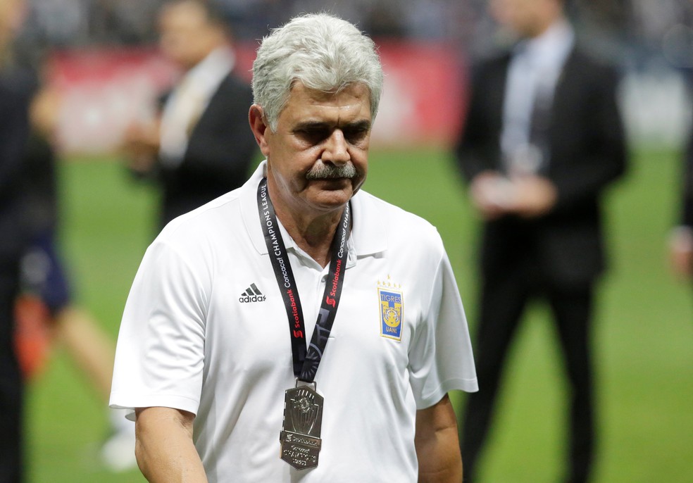 Ricardo Ferretti, o Tuca, sai de campo com a medalha de prata pelo vice-campeonato da Liga dos Campeões da Concacaf — Foto: REUTERS/Daniel Becerril