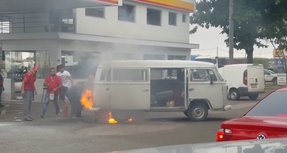 Funcionários e clientes de posto ajudaram a combater o fogo (Foto: Dayane Dias/Arquivo Pessoal)