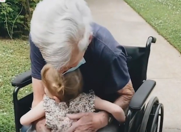 Mera abraçando o bisavô, de 94 anos (Foto: Reprodução/Good Morning America)