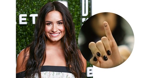 Demi Lovato e sua tatuagem bobinha, mas fofa, no dedo (Foto: Getty Images e reprodução/ Instagram)