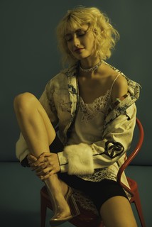Slip dress Givenchy na NK Store, jaqueta Gucci, bermuda Lolitta; choker Lárazara Design e botas Andressa Salomone    