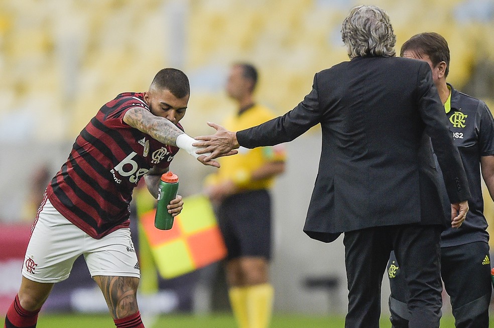 Jesus cumprimenta Gabigol: relação boa com o elenco — Foto: Alexandre Loureiro/BP Filmes