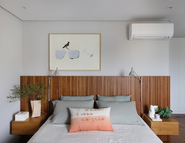 Apartamento de 206 m² é decorado com painéis de madeira e possui cozinha de estilo clássico (Foto: Mariana Orsi)