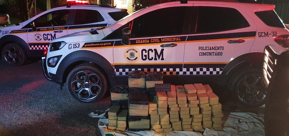 GCM de Ibiúna encontra 300 kg de pasta base de cocaína em helicóptero que caiu em região de mata — Foto: GCM/Divulgação