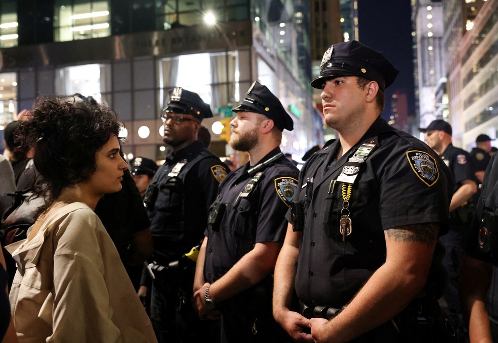 Manifestante frente a frente com a polícia de Nova York, após protestos ter sido retirado da rua. Foto de 24/06/2022 — Foto: REUTERS/Caitlin Ochs