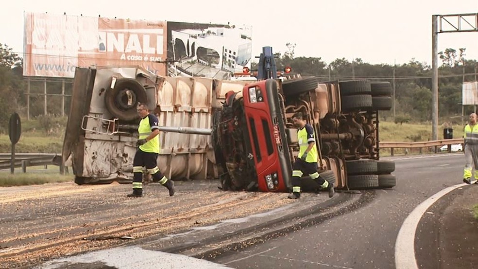 Caminhão tombou e matou casal em rodovia em São Carlos — Foto: Reprodução/EPTV