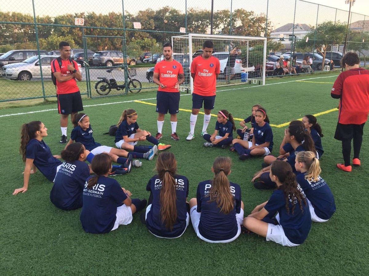 Escolinha Do Psg Abre Primeira Turma De Futebol Feminino No Brasil Dona Do Campinho Ge