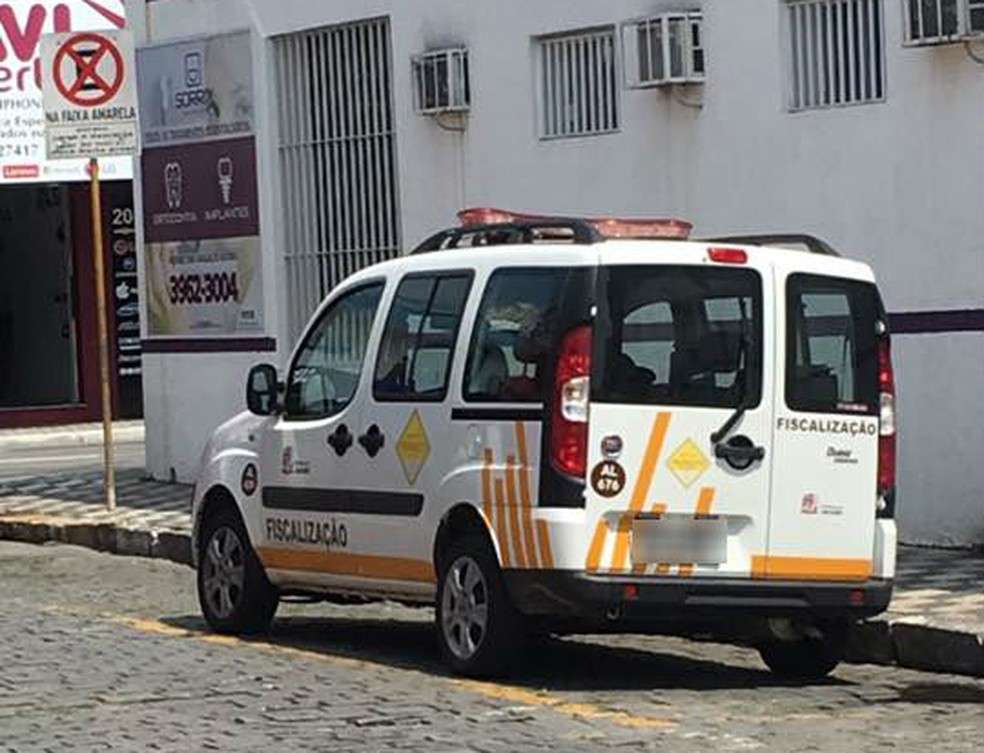 Carro estava parado em faixa de carga e descarga (Foto: Arquivo Pessoal/Lilian Caetano)