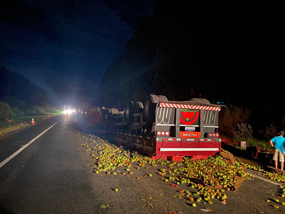 Motorista de carreta carregada com tomates morre em acidente entre seis veículos em Itararé  — Foto: Policiamento Aéreo da Guarda Civil Municipal de Itararé/ Divulgação 