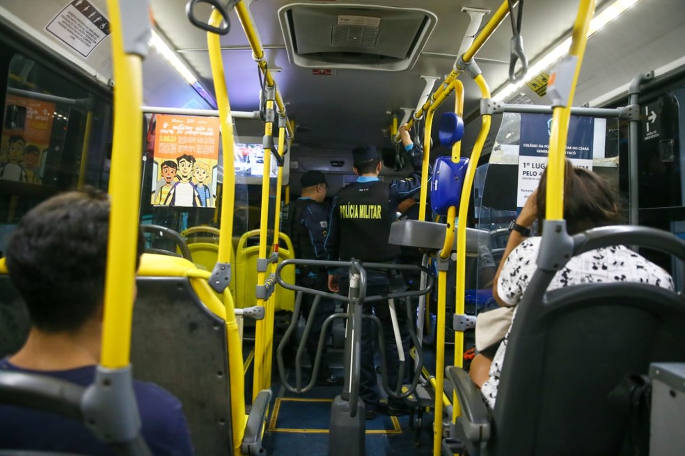 Policiais circulam em ônibus de Fortaleza no sexto dia de ataques comandados por facção criminosa — Foto: Helene Santos/Sistema Verdes Mares